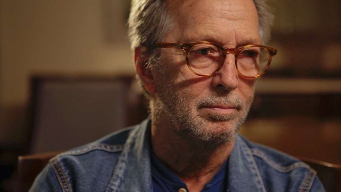 V dokumentu Sessions for Robert J vysvětluje Eric Clapton techniku hry Roberta Johnsona.