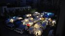 Tents outside a hospital light up at night after Saturday's earthquake hit Lushan county, Ya'an, Sichuan province, April 22, 2013. Hundreds of survivors of an earthquake that killed nearly 200 people in southwest China pushed into traffic on a main road on Monday, waving protest signs, demanding help and shouting at police. The Chinese characters on the tent read "Disaster relief". Picture taken April 22, 2013. REUTERS/Stringer (CHINA - Tags: DISASTER SOCIETY TPX IMAGES OF THE DAY) Published: Dub. 23, 2013, 3:17 dop.