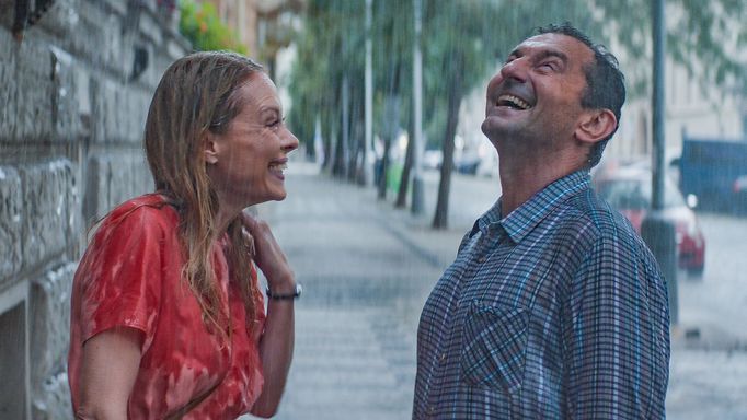 Linda Rybová a Ondřej Vetchý ve filmu Moře na dvoře.