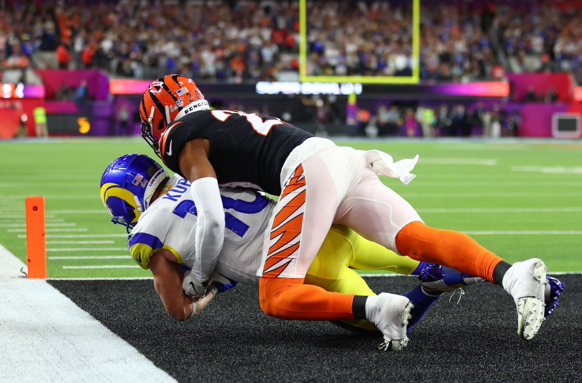 Cooper Kupp (10) z Rams pokládá rozhodující touchdown  v Super Bowlu LVI 2022 LA Rams - Cincinnati Bengals