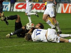 Jan Rajnoch neuspěl v souboji s gólmanem AEK Atény Morettem. Stejně si vedli i jeho spoluhráči, Mladá Boleslav prohrála 0:1