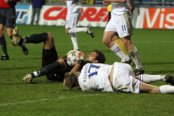 Jan Rajnoch neuspěl v souboji s gólmanem AEK Atény Morettem. Stejně si vedli i jeho spoluhráči, Mladá Boleslav prohrála 0:1