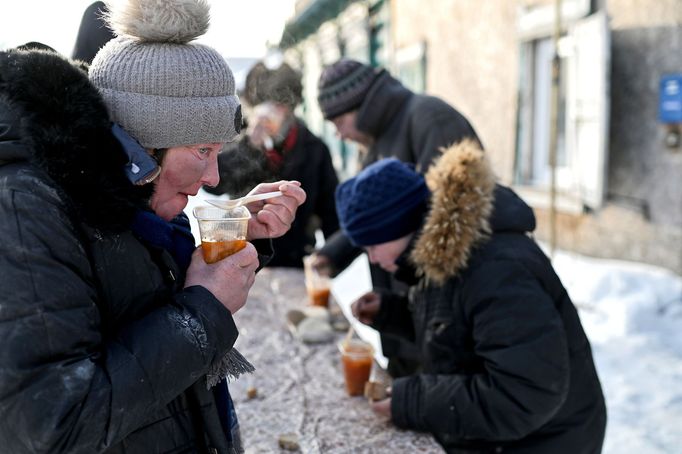 Život bezdomovců v třeskutých mrazech na Sibiři v Rusku.  19. 2. 2020