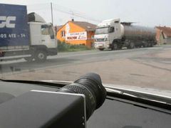 Policejní radar měří rychlost v Dlouhopolsku.