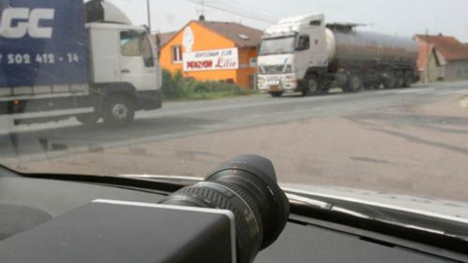 Policejní radar měří rychlost v Dlouhopolsku.