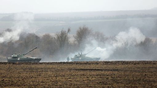 Záběr na vojenskou techniku proruských separatistů v palebném postavení. Doněcký region na východní Ukrajině. 3. 3. 2022