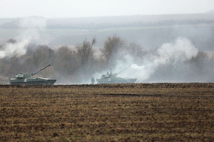 Záběr na vojenskou techniku proruských separatistů v palebném postavení. Doněcký region na východní Ukrajině. 3. 3. 2022