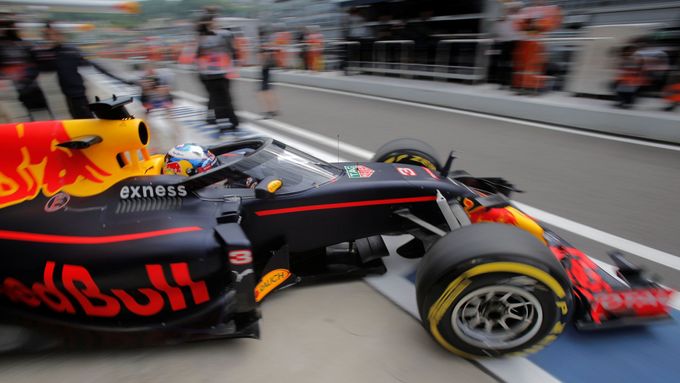 Daniel Ricciardo s novým "aeroscreenem"