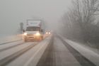 "Je to horší, než říkaly předpovědi." Sněžení komplikuje provoz na českých silnicích