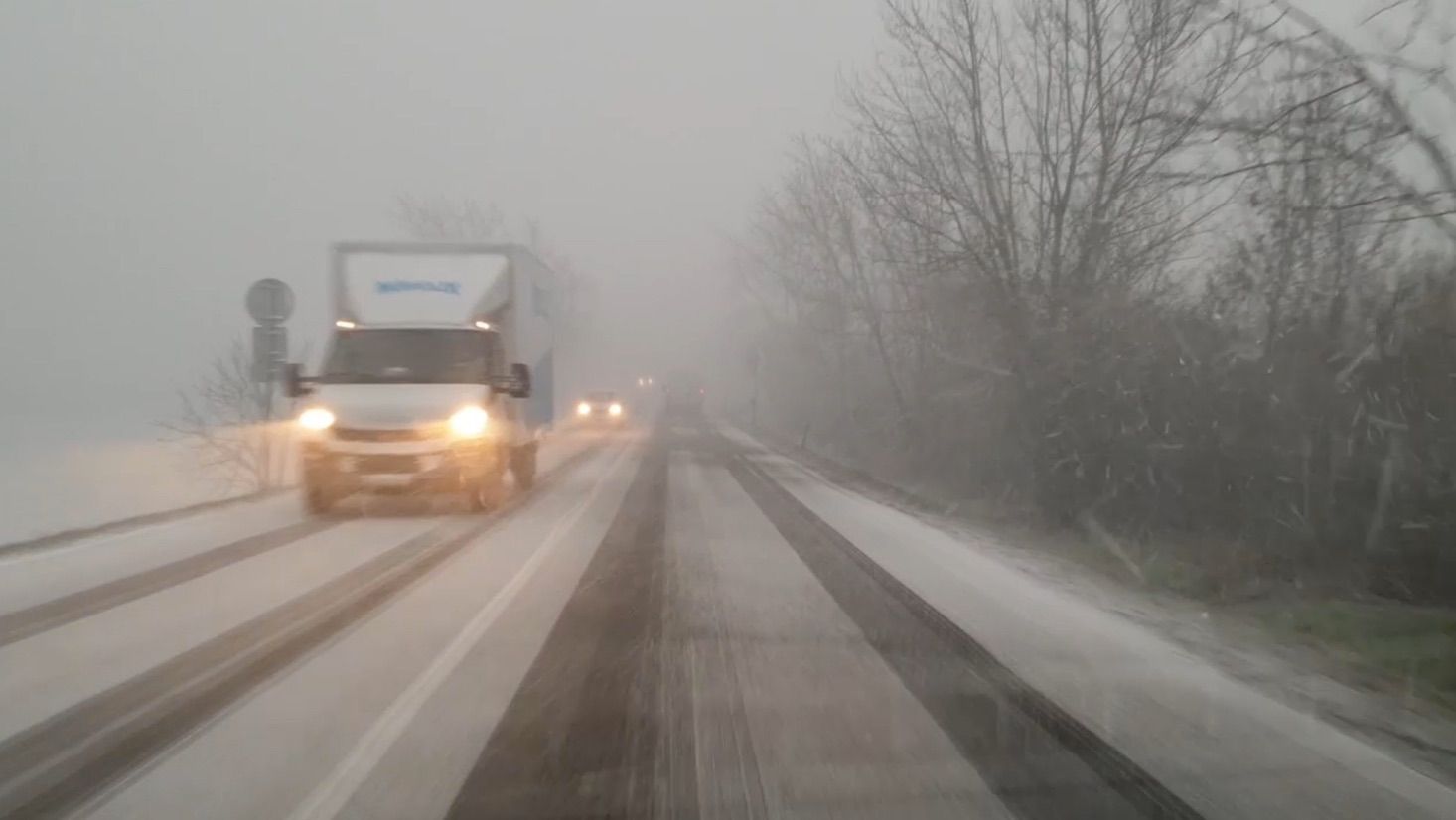 Vydatné sněžení komplikuje dopravu na českých silnicích