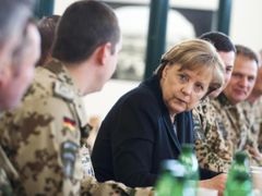 Angela Merkelová mezi vojáky. 
