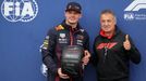 Max Verstappen z Red Bullu slaví s expilotem F1 Jeanem Alesim triumf kvalifikaci na VC Kanady F1 2023.