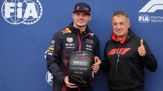 Max Verstappen z Red Bullu slaví s expilotem F1 Jeanem Alesim triumf kvalifikaci na VC Kanady F1 2023