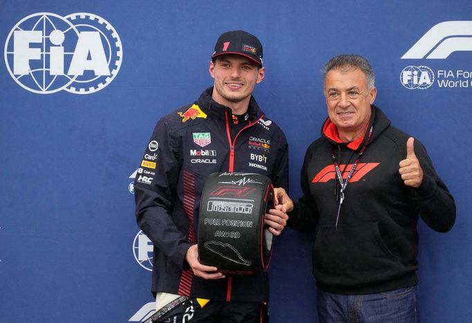 Max Verstappen z Red Bullu slaví s expilotem F1 Jeanem Alesim triumf kvalifikaci na VC Kanady F1 2023.