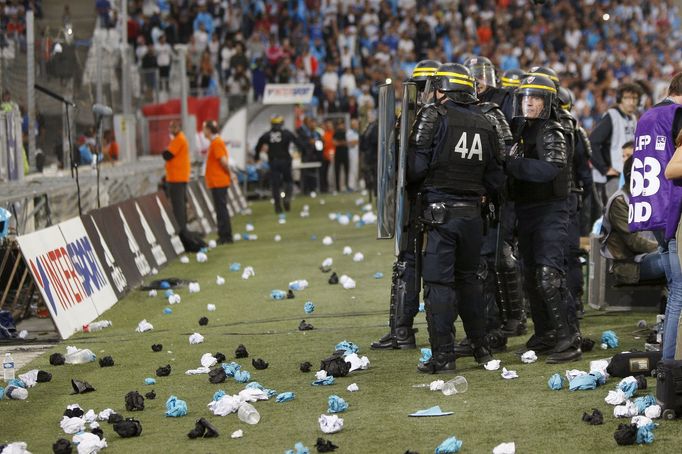 Fanoušci Marseille při zápase s Lyonem