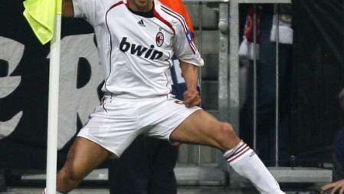 Útočník AC Milán Filippo Inzaghi slaví gól do sítě Bayernu.