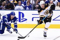 Pastrňák dal dva góly a s Lainem vládne pořadí střelců, Boston však Torontu podlehl
