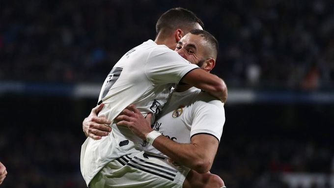 Lucas Vázquez z Realu Madrid slaví v náruči Karima Benzemy gól, který vstřelil do sítě Valencie
