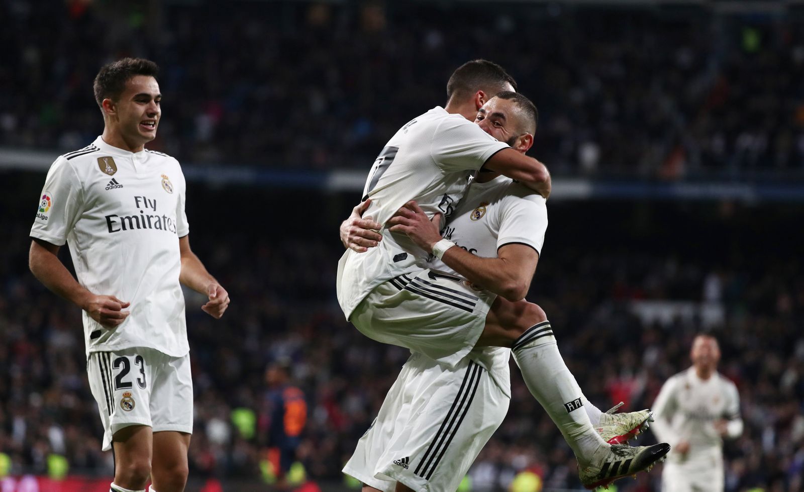 fotbal, španělská liga 2018/2019, Real Madrid - Valencie, Lucas Vázquez slaví gól v náruči Karima Benzemy