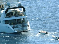 Posledním prominentním případem pirátství v Adenském zálivu se stal únos francouzské luxusní jachty Le Ponant. Somálští útočníci počátkem dubna unesli její 30člennou posádku, kterou pak vyměnili za výkupné. Francouzské bezpečnostní služby ale vzápětí šest únosců dopadly i s penězi