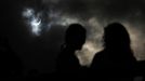 Tourist watch as the moon passes in front of the sun as it approaches a full solar eclipse in the northern Australian city of Cairns November 14, 2012. REUTERS/Tim Wimborne (AUSTRALIA - Tags: SOCIETY ENVIRONMENT) Published: Lis. 13, 2012, 10:05 odp.