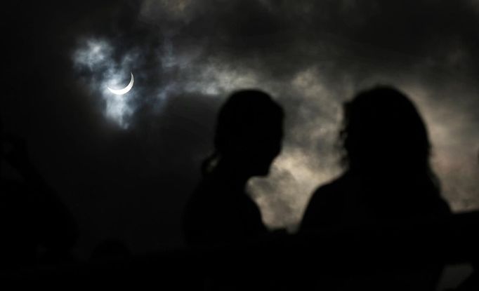 Tourist watch as the moon passes in front of the sun as it approaches a full solar eclipse in the northern Australian city of Cairns November 14, 2012. REUTERS/Tim Wimborne (AUSTRALIA - Tags: SOCIETY ENVIRONMENT) Published: Lis. 13, 2012, 10:05 odp.