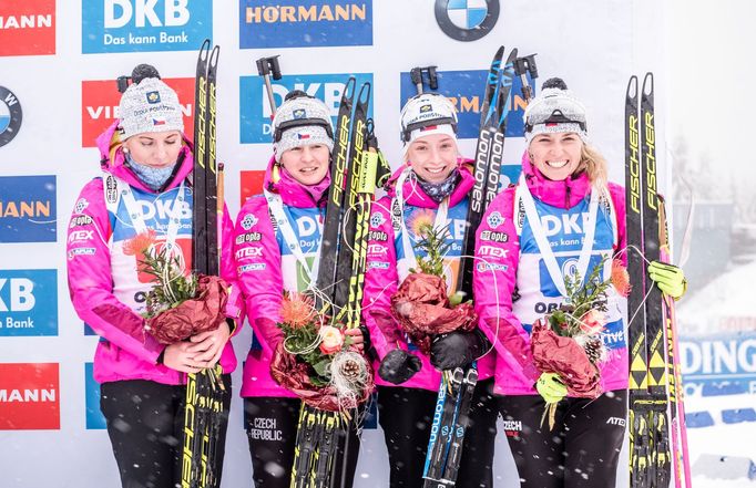 SP v biatlonu 2018/19, Oberhof, štafeta žen: Radost českých biatlonistek z bronzu (zleva Lucie Charvátová, Veronika Vítková, Markéta Davidová a Eva Puskarčíková)