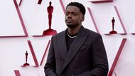 Cenu za nejlepší herecký výkon ve vedlejší roli převzal dvaatřicetiletý Brit Daniel Kaluuya za výkon ve snímku Judas and the Black Messiah.