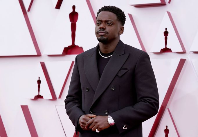 Oscara za nejlepší herecký výkon ve vedlejší roli převzal dvaatřicetiletý Brit Daniel Kaluuya za výkon ve filmu Judas and the Black Messiah.