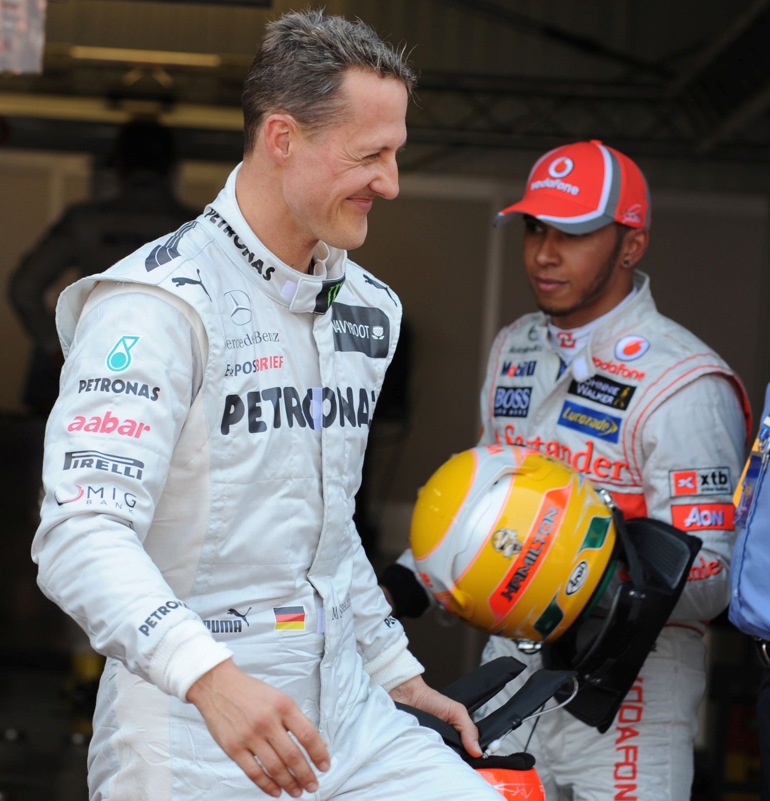 Michael Schumacher (Mercedes) a Lewis Hamilton (McLaren) při Velké ceně Monaka 2012