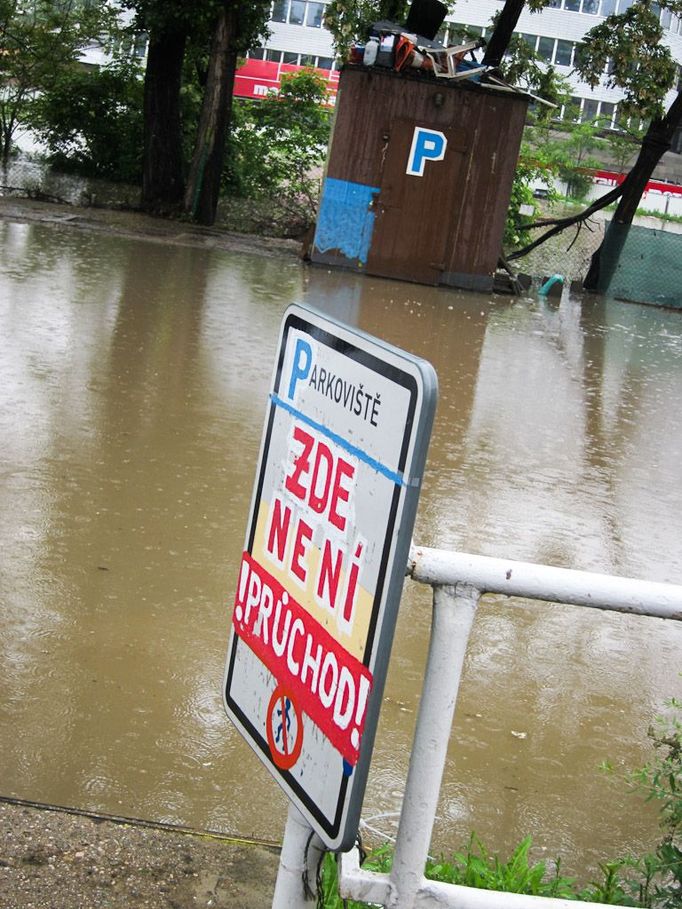 Byl to odstrašující případ pro toho, kdo by se za povodňové situace odvážil nerespektovat tuto výstražnou ceduli.