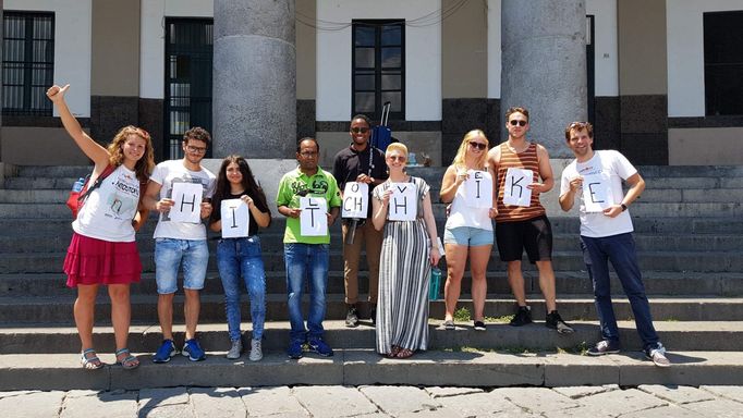 Účastníci závodu museli během cesty splnit pět úkolů. Jedním z nich bylo udělat si skupinovou fotku s lidmi minimálně pěti různých národností.