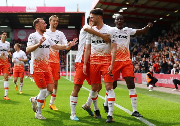 Radost fotbalistů West Hamu při utkání anglické Premier League s Bournemouthem