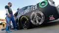 Pilot NASCAR Bubba Wallace s vozem s logem Black lives matter před startem závodu v Martinsvillu