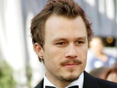 Heath Ledger na loňském předávání Oscarů, kdy byl nominován v herecké kategorii za film Zkrocená hora. Zlatou sošku nakonec nezískal.