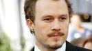 Heath Ledger na loňském předávání Oscarů, kdy byl nominován v herecké kategorii za film Zkrocená hora. Zlatou sošku nakonec nezískal.