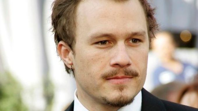 Heath Ledger na loňském předávání Oscarů, kdy byl nominován v herecké kategorii za film Zkrocená hora. Zlatou sošku nakonec nezískal.