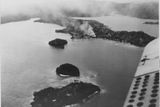 Dým z požárů poblíž kriketového hřiště na Tulagi po útoku americké letadlové lodě 7. srpna 1942. Začala několikaměsíční bitva, která otočila průběh války v Pacifiku.