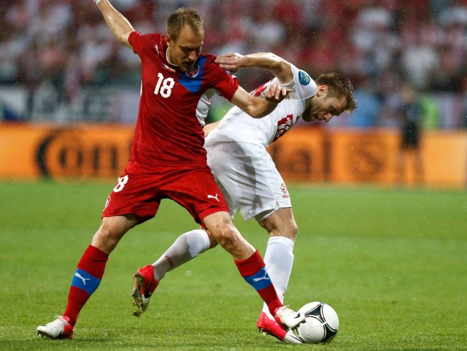 Český fotbalista Daniel Kolář brání Poláka Jakuba Blaszczykowskiho v utkání skupiny A na Euru 2012.