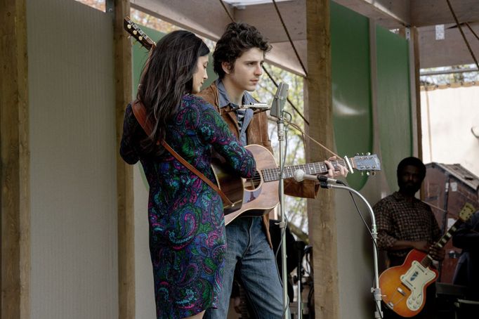 Monica Barbaro v roli Joan Baez a Timothée Chalamet jako Bob Dylan.
