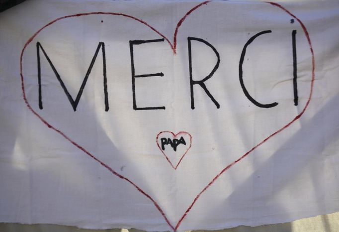 A sign reading "Thank you, Pope" in French is seen in St Peter's Square as Pope Benedict XVI holds his last general audience at the Vatican February 27, 2013. The weekly event which would normally be held in a vast auditorium in winter, but has been moved outdoors to St. Peter's Square so more people can attend. The pope has two days left before he takes the historic step of becoming the first pontiff in some six centuries to step down instead of ruling for life. REUTERS/Max Rossi (VATICAN - Tags: RELIGION) Published: Úno. 27, 2013, 10:35 dop.