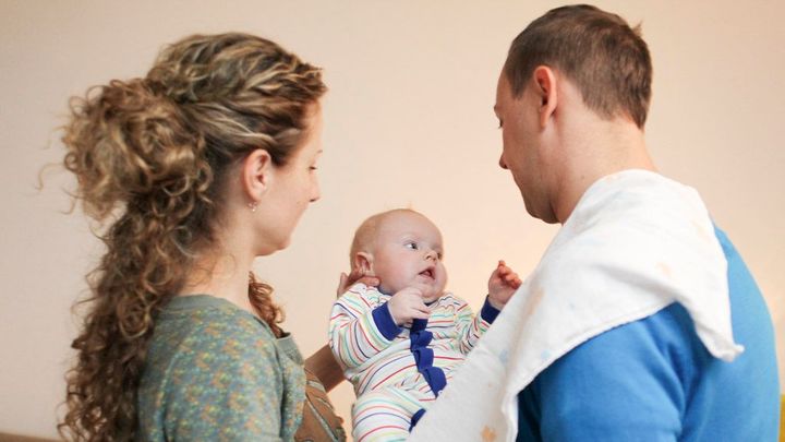 ČSSD navrhne zvýšit rodičovskou všem. Na částku ale bude mít vliv věk dítěte