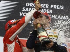 Německo - Nelson Piquet si užívá spršku šampaňského od svého krajana Felipeho Massy po šokujícím druhém místě ve Velké ceně Německa. Massa skončil třetí, vyhrál Hamilton.