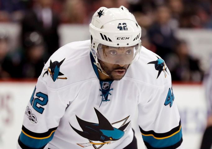 Hokejista Joel Ward v dresu San Jose Sharks.