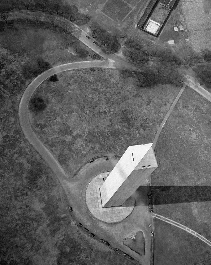 Washingtonův monument ve Washingtonu, D.C., 22. dubna 1931. Letecký snímek.