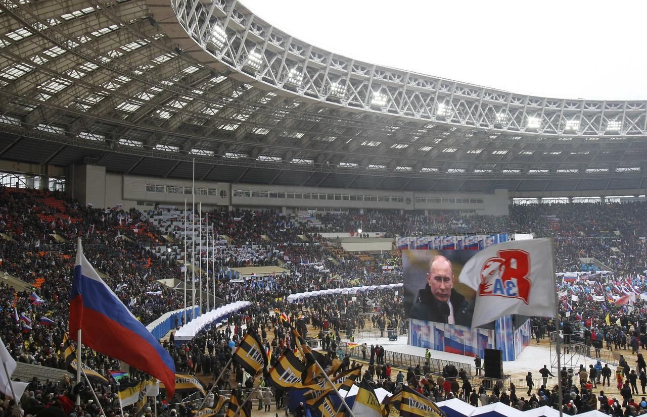 V Moskvě demonstrují desetitisíce Putinových přívrženců