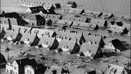 Letecký pohled na Oude Tonge v Nizozemsku 3. února 1953 po přílivové vlně, která způsobila ničivé záplavy v Holandsku a připravila o život přibližně tisíc lidí.