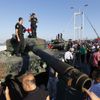 Na Bosporském mostě v Istanbulu se skupina vojáků vzdala policii