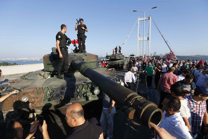 Na Bosporském mostě v Istanbulu se skupina vojáků vzdala policii.