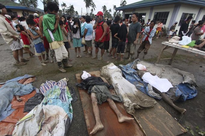 ATTENTION EDITORS - VISUAL COVERAGE OF SCENES OF DEATH AND INJURY Villagers look for their relatives among flash flood victims after Typhoon Bopha hit New Bataan in Compostela province, southern Philippines December 5, 2012. Bopha, the Philippines' strongest typhoon this year, was headed towards tourist destinations on Wednesday after hitting a southern island, destroying homes, causing landslides and killing at least 82 people, but many more are reported dead and missing. REUTERS/Karlos Manlupig(PHILIPPINES - Tags: DISASTER ENVIRONMENT TPX IMAGES OF THE DAY) TEMPLATE OUT Published: Pro. 5, 2012, 6:11 dop.